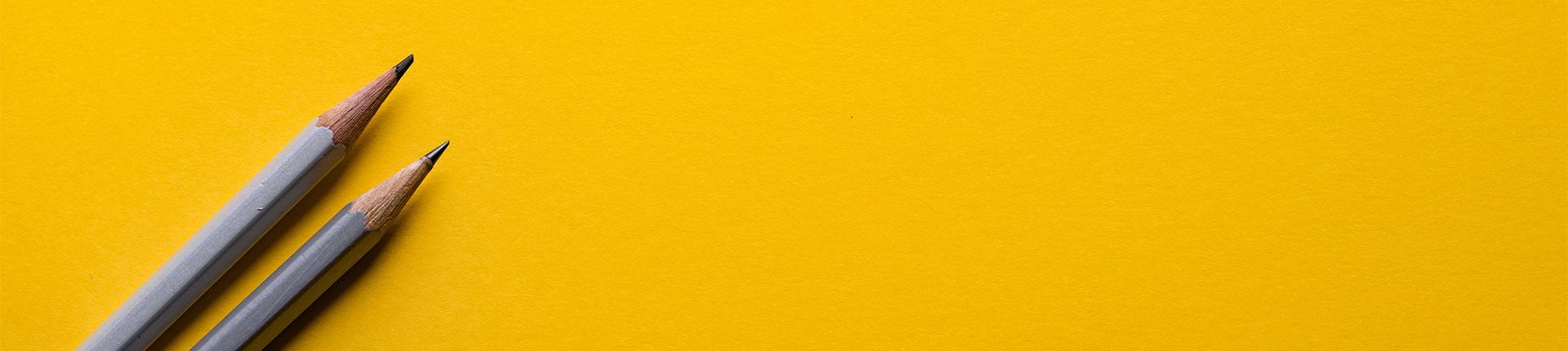 Bleistifte auf gelbem Grund (Leistungen Headergrafik)